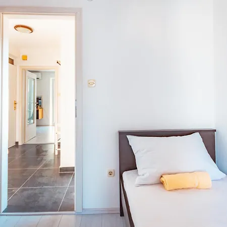 Lana Apartment *
