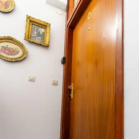 Lana Apartment *