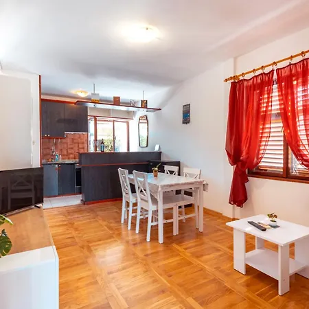 Lana Apartment *